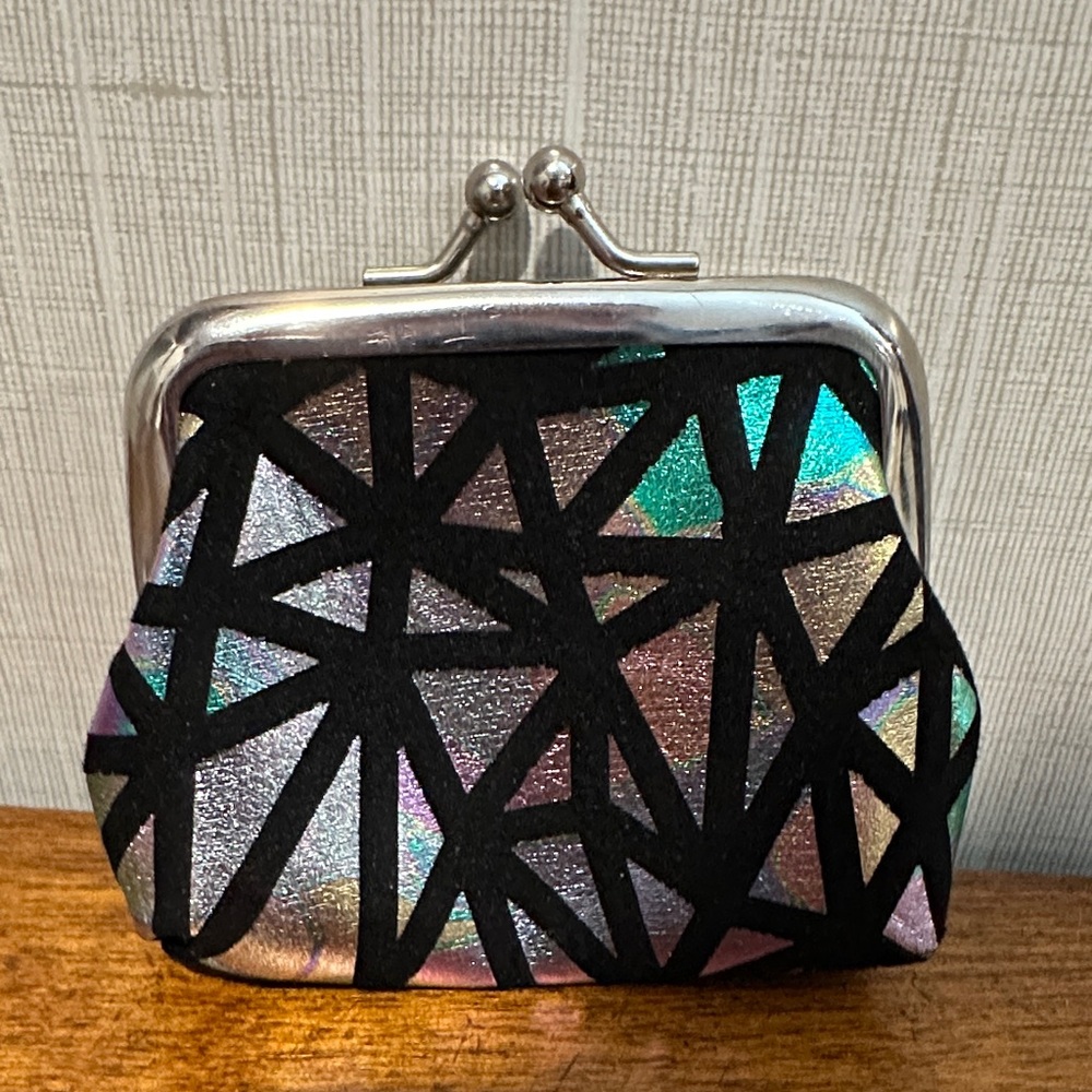 Holographic Geometric Coin Purse